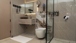Douche, articles de toilette écologiques, séchoir à cheveux, pantoufles