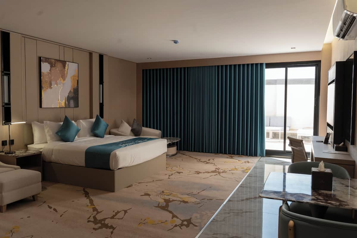 جناح إستديو ديلوكس - سرير ملكي | منطقة المعيشة | تلفزيون ذكي بحجم 55-بوصة يعرض قنوات فضائية، مكتب