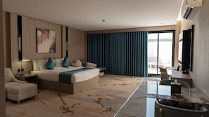 디럭스 스튜디오 스위트, 킹사이즈침대 1개 | 거실 공간 | 위성 채널 시청이 가능한 55인치 스마트 TV, 사무실