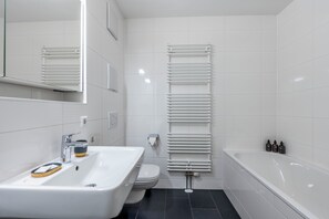 Amenidades de baño ecológicas, secadora de cabello, toallas, jabón 