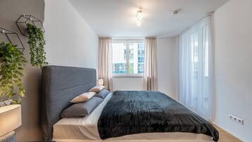 2 bedrooms, in-room safe, desk, iron/ironing board