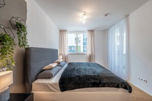 2 dormitorios, caja fuerte, escritorio y tabla de planchar con plancha