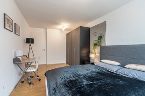 2 bedrooms, in-room safe, desk, iron/ironing board