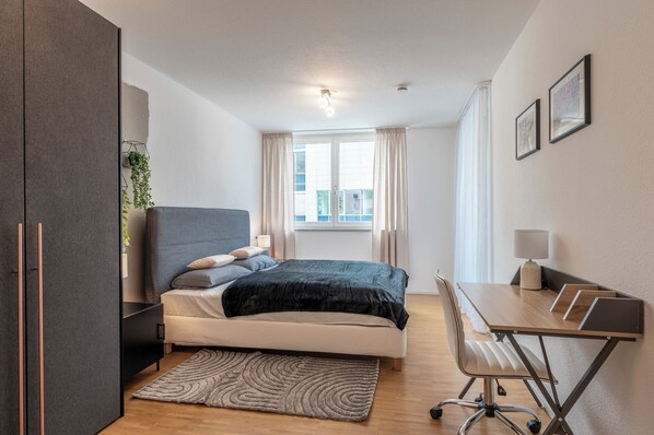 2 bedrooms, in-room safe, desk, iron/ironing board
