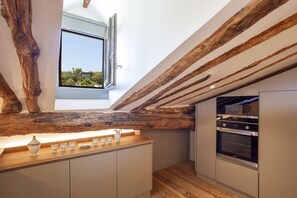 Réfrigérateur, four à micro-ondes, un four, surface de cuisson