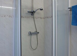 Douche, serviettes fournies