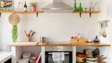 Een koelkast, een magnetron, een oven, een vaatwasser