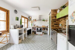 Kühlschrank, Mikrowelle, Ofen, Geschirrspüler