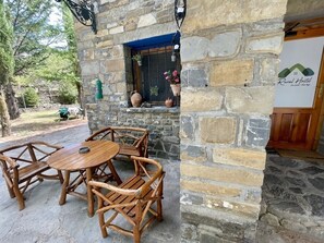 Outdoor dining - Casa Rural Hostel dos Lucas (OROS BAJO)