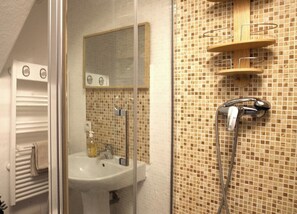 Dusche, Haartrockner, Handtücher