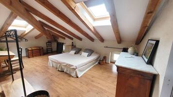 2 bedrooms, iron/ironing board, WiFi, bed sheets