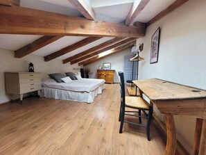 2 chambres, fer et planche à repasser, Wi-Fi, draps fournis