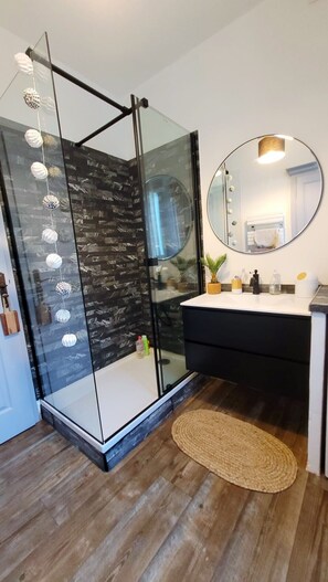 Dusche, kostenlose Toilettenartikel, Haartrockner, Handtücher