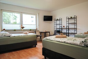 3 chambres, bureau, fer et planche à repasser, lit parapluie