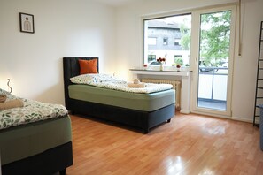 3 Schlafzimmer, Schreibtisch, Bügeleisen/Bügelbrett, Reisekinderbett