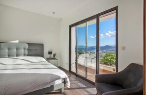 3 chambres, fer et planche à repasser, Wi-Fi, draps fournis