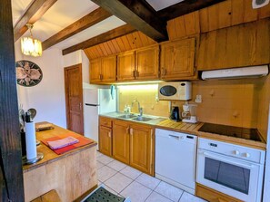 Réfrigérateur, four à micro-ondes, lave-vaisselle