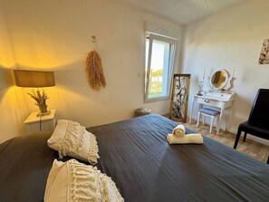 2 bedrooms, iron/ironing board, bed sheets