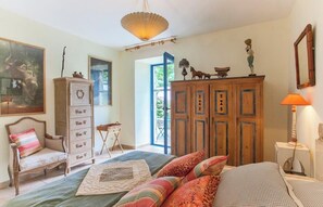 6 bedrooms, iron/ironing board, WiFi, bed sheets