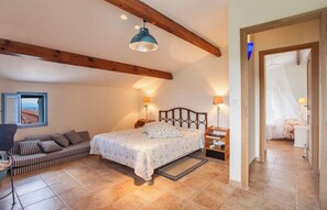 6 bedrooms, iron/ironing board, WiFi, bed sheets