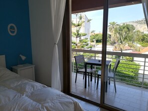 2 bedrooms, desk, iron/ironing board, free WiFi - House on 2 floors, with large terrace, just 12 minutes from Mondello beach (Palermo)