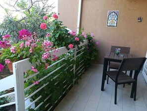 Outdoor dining - House on 2 floors, with large terrace, just 12 minutes from Mondello beach (Palermo)