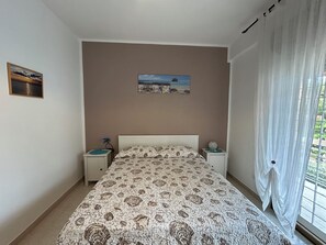 2 bedrooms, desk, iron/ironing board, free WiFi