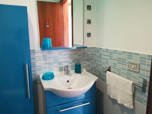 Shower, hair dryer, bidet, towels - House on 2 floors, with large terrace, just 12 minutes from Mondello beach (Palermo)