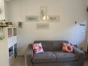 Smart TV, DVD player, books - House on 2 floors, with large terrace, just 12 minutes from Mondello beach (Palermo)