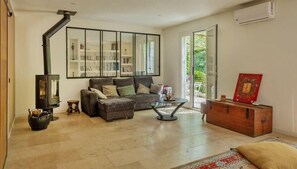 TV, books - Casa Murati (Sisco)