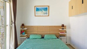 1 chambre, fer et planche à repasser, literie fournie