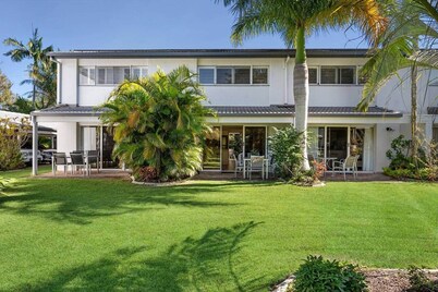 Unit 11 - Peaceful Garden Escape - 2BR Noosaville Getaway