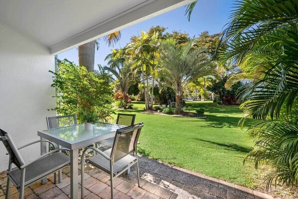Outdoor dining - Unit 11 - Peaceful Garden Escape - 2BR Noosaville Getaway (Noosaville)