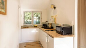 Réfrigérateur, four à micro-ondes, un four, surface de cuisson