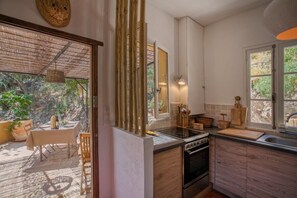 Réfrigérateur, four à micro-ondes, un four, surface de cuisson