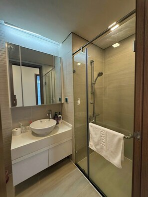 Douche, sèche-cheveux, serviettes fournies, savon