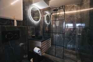 Owl Apartment | Bathroom - Steam Pier Adventure Hotel (Tromsø)