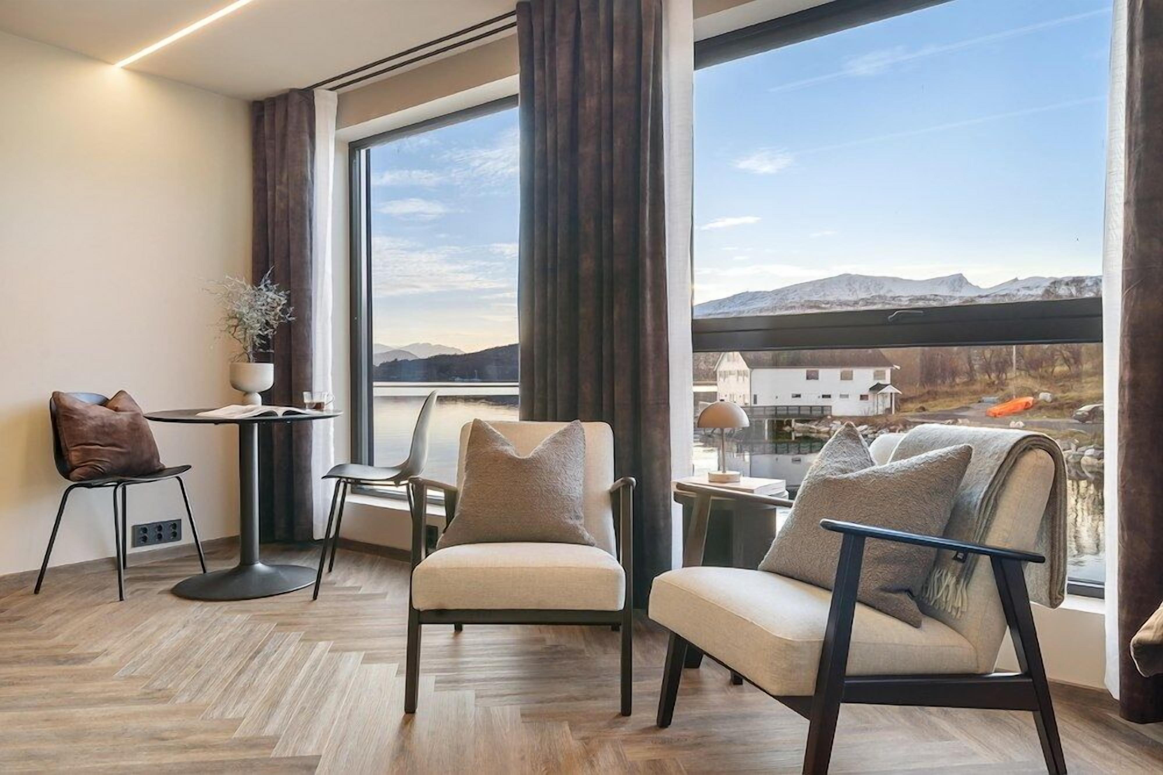 Steam Pier Adventure Hotel