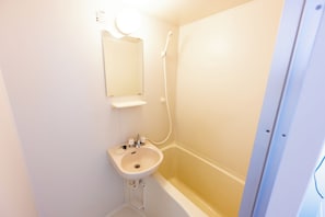 Secadora de cabello, toallas, jabón, papel de baño