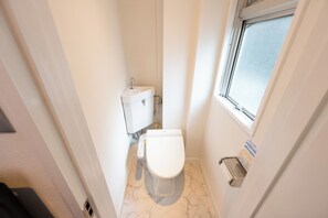 Haartrockner, Handtücher, Seife, Toilettenpapier