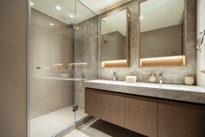 Dusche, Haartrockner, Handtücher, Seife