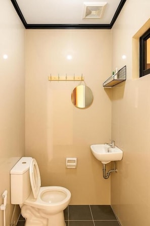 Shower, free toiletries, towels, toilet paper