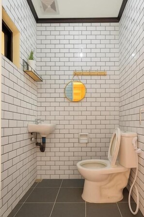 Shower, free toiletries, towels, toilet paper