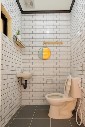 Shower, free toiletries, towels, toilet paper