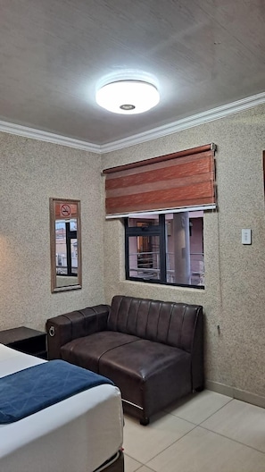 Quarto executivo | Ferros/tábuas de passar roupa, Wi-Fi de cortesia