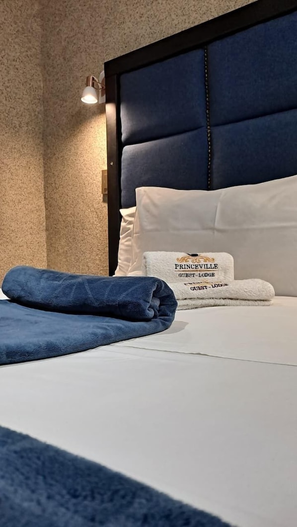 Quarto executivo | Ferros/tábuas de passar roupa, Wi-Fi de cortesia