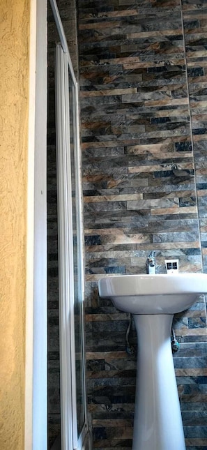 Quarto standard | Banheiro | Chuveiro, toalhas de banho, sabonete, shampoo