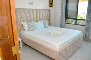 2 عدّة غرف نوم ومكواة/لوح كي وخدمة الإنترنت وملاءات أسرّة