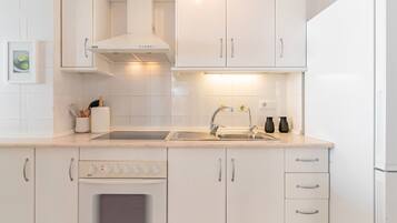 Een koelkast, een microgolfoven, een koffiezetapparaat/waterkoker