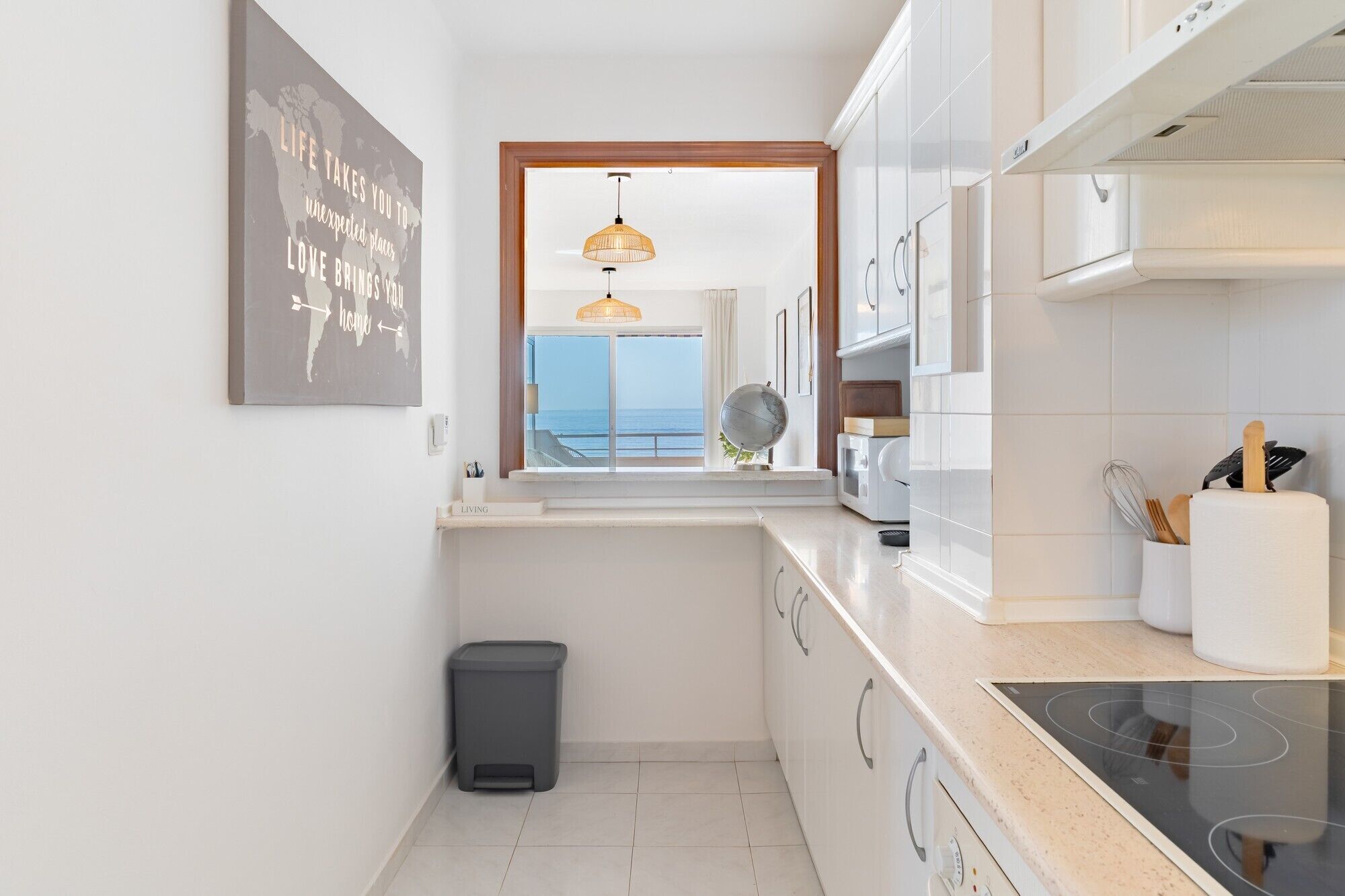 Een koelkast, een magnetron, een koffiezetapparaat/waterkoker